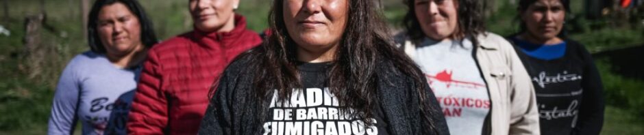 Paola Díaz junto a madres de barrios fumigados de Pergamino. La vaca / Mu